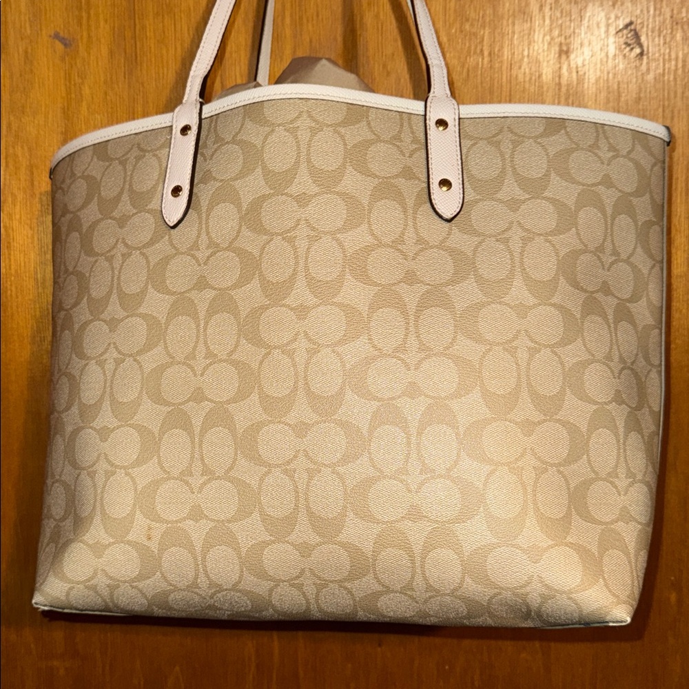 •COACH•WHITE & BEIGE REVERSIBLE CITY TOTE IN SIGNATURE “C” CANVAS & LEATHER EUC - Picture 7 of 16